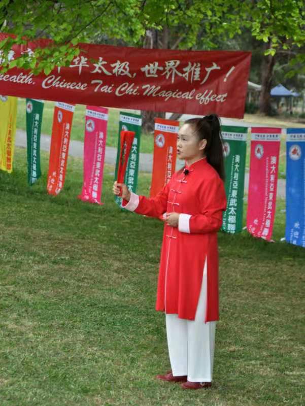 The teacher leads the students to practice Tai Chi