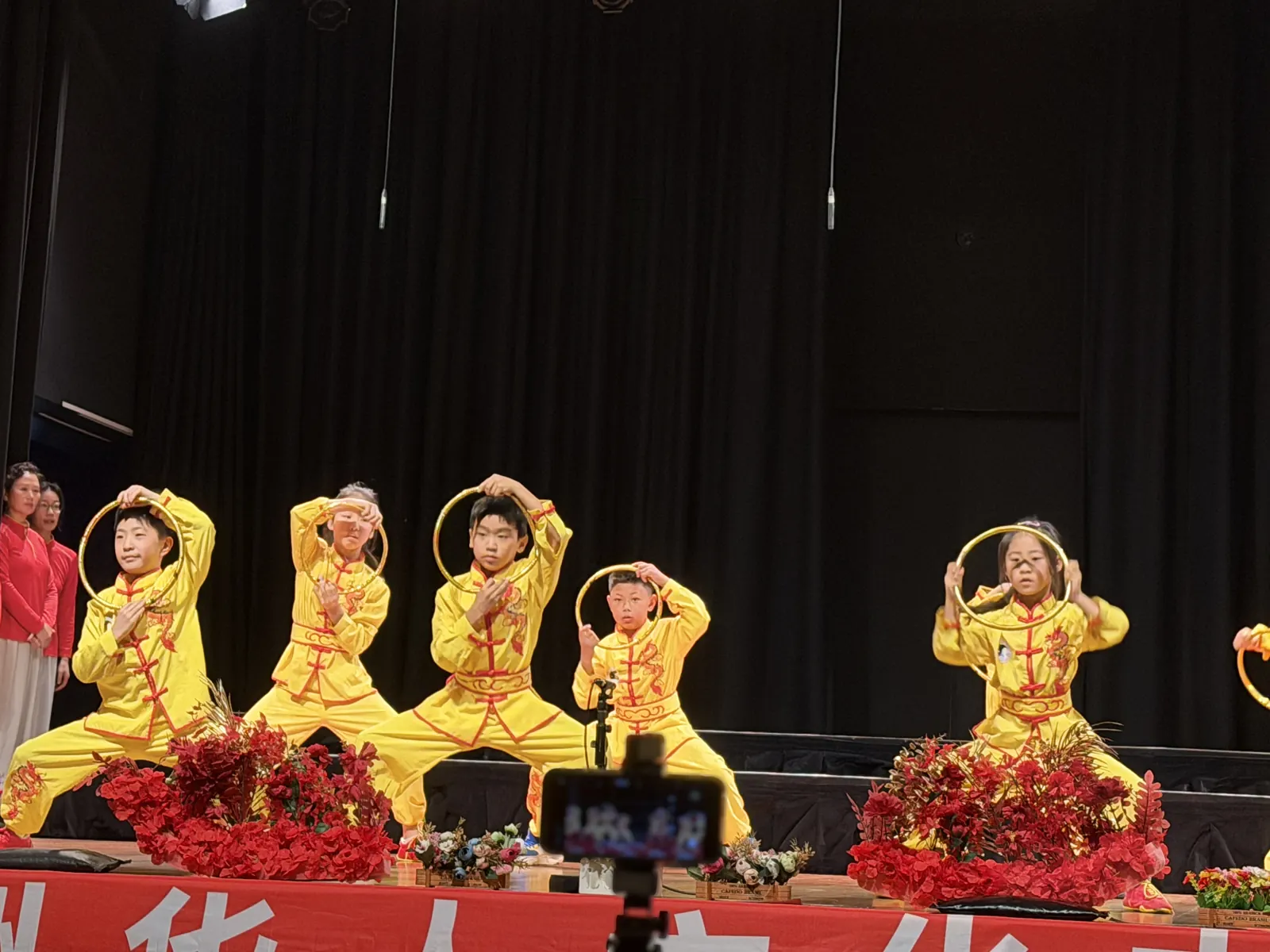 霍桑藝術中心舞臺上，身穿黃色武術服的孩子們表演金環武術套路